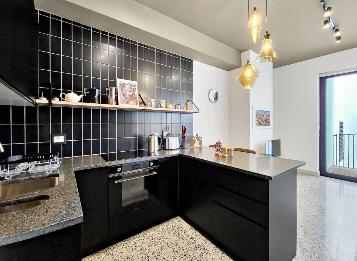 Gorgeous, Secure, Brand New, Stylish- Central-pool Apartamento